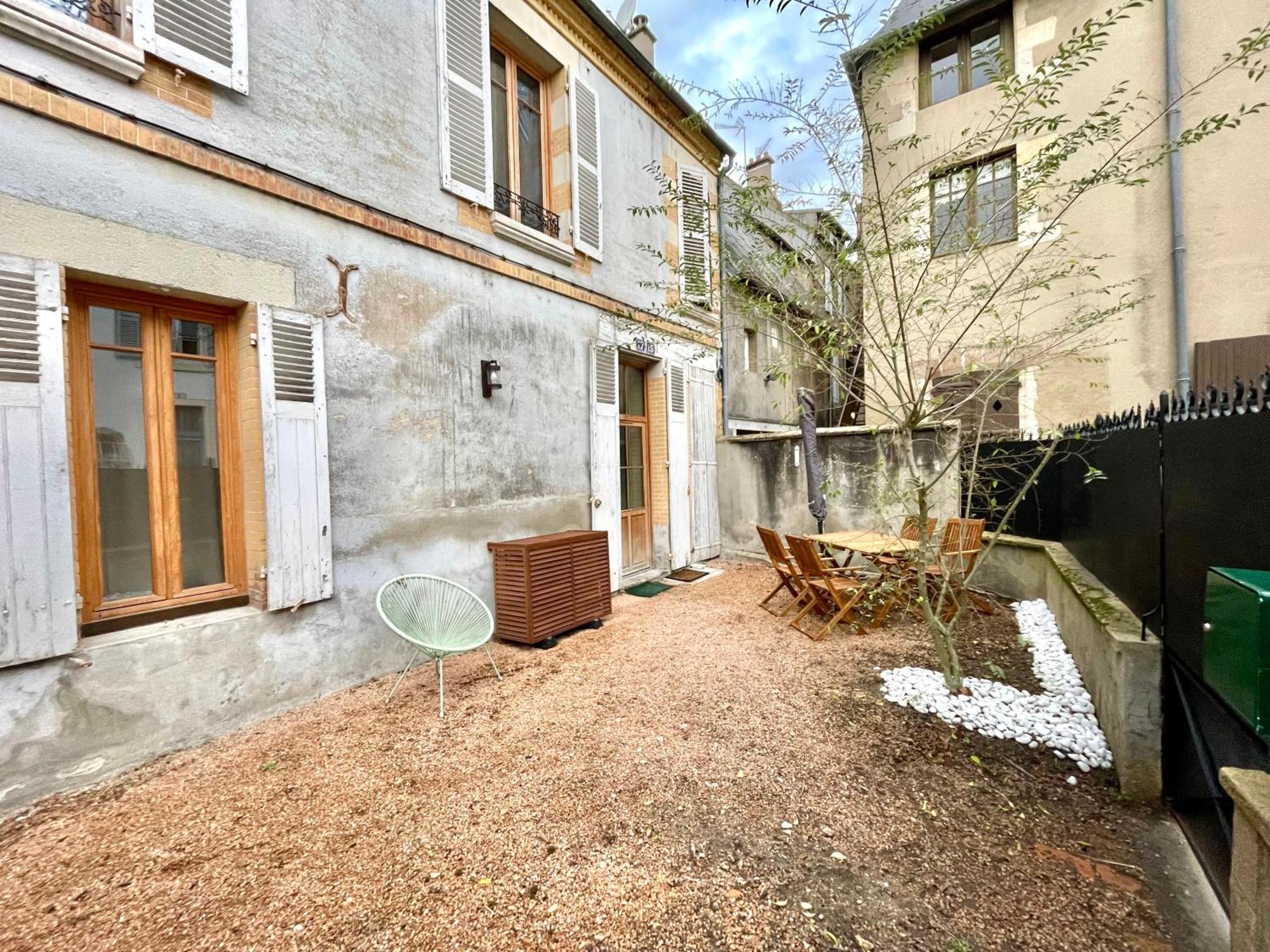La Maison Des Cours - Wifi - Centre Ville Moulins  Dış mekan fotoğraf